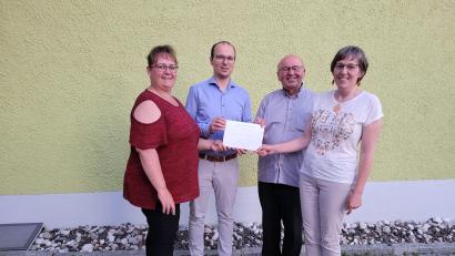 Bild: Elisabeth Braun
Die Vorsitzende des Frauenbundes Sonja Schmid-Herdegen (links) und Monika Wittmann (rechts) überreichen Daniel Bronold (Zweiter von links), Geschäftsführer des Caritas-Kreisverbands Weiden-Neustadt und Pfarrer Wilhelm Bauer eine Spende.