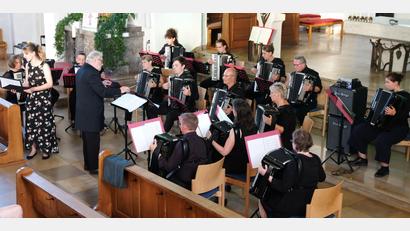 Bild: mab
Stimmungsvoll mit klassischen Beiträgen: Das 1. Straubinger Akkordeonorchester mit Maria Pritzel als Gesangssolistin und Orchesterleiter Burkhardt Weber begeisterte die Zuhörer in der Marienkirche.
