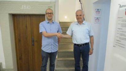 Bild: Gemeinde Kulmain/exb
Bürgermeister Günter Kopp (rechts) gratulierte dem neuen Standesamtsleiter Christopher Östreicher.