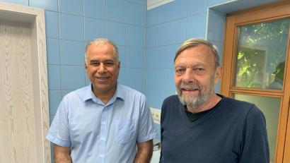 Bild: ck
Dr. Zakaria Abo Mostafa (links) übernimmt ab 1. Oktober 2022 in Vohenstrauß die Praxis von Dr. Heinrich Gref.