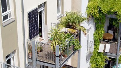 Symbolbild: picture alliance/dpa/indielux
Solarstrom vom Balkon: Für solche kleinen Anlagen gibt es künftig einen städtischen Zuschuss.