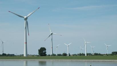 Archivbild: Stephan Huber
An der Nordsee, wie hier in Emden, gehören Windräder seit Längerem zum Landschaftsbild. Nach dem Willen des Bundes soll Bayern nachziehen. Doch etliche Entscheider in oberpfälzischen Rathäusern und Landratsämtern fühlen sich deswegen überrumpelt.