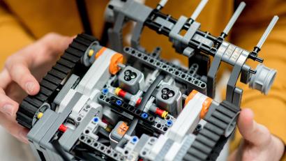 Symbolbild: Hauke-Christian Dittrich/dpa
Wegen Betrugs muss sich eine Frau aus dem Landkreis Tirschenreuth vor dem Gericht verantworten. Sie hat Spielwaren, unter anderem Sets der Serie Lego-Technik, bestellt und angegeben, dass die Bestellung nicht vollständig sei.