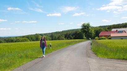 Bild: Stadt Waldershof/exb
Bürgermeisterin Margit Bayer (Bild) freut sich über die abgeschlossene Straßensanierung.