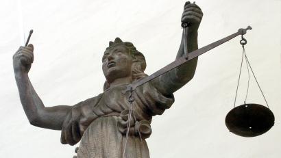 Symbolbild: Matthias Hiekel, dpa
Drei Serieneinbrecher müssen sich vor dem Landgericht in Amberg verantworten. Ihnen drohen lange Haftstrafen.