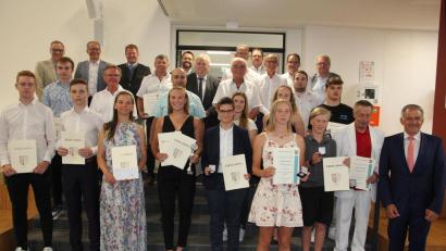Bild: kro
Der Landkreis Tirschenreuth zeichnete erfolgreiche Sportler mit der Johann-Andreas-Schmeller-Medaille in Silber aus. Landrat Roland Grillmeier (rechts) und die Bürgermeister gratulierten.