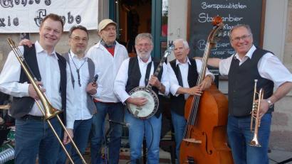 Bild: Gonzos Dixie Combo/exb
Gonzos Dixie Combo gibt beim Jazz-Frühschoppen am 10. Juli auf dem Bergwerksgelände in Auerbach ihre Visitenkarte ab.