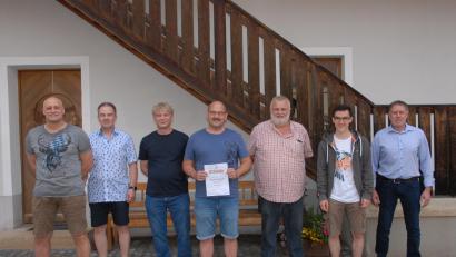 Bild: pop
Die Meistermannschaft mit (von links) Hubert Harrer, Bernd Wetzel, Martin Birner, Mannschaftsführer Jürgen Roggenhofer, Abteilungsleiter Peter Meyer und Lukas Wetzel. 3. Bürgermeister Mathias Huger (rechts) gratulierte.