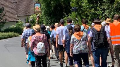 Bild: rpp
Bei großer Sommerhitze marschierten die Kastler Wallfahrer auf die Basilika in Gößweinstein zu.