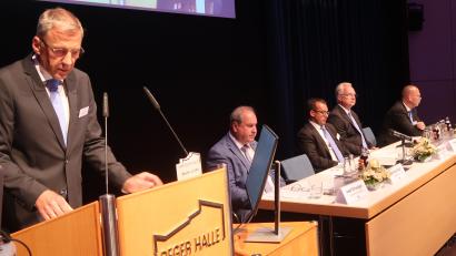 Bild: Kunz
Vorstandssprecher Bernhard Wolf (links) stellt den Jahresbericht der Volksbank Raiffeisenbank Nordoberpfalz vor.