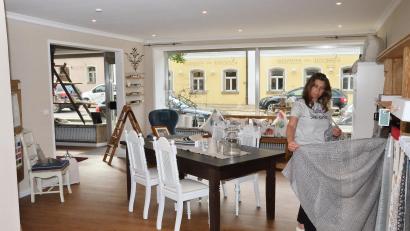 Bild: fjo
Hell und freundlich - mit Blick hinaus auf die neu belebte Hauptstraße - gestaltete Inneneinrichterin Gerlinde Gläser ihren Laden im Waidhauser Ortskern.