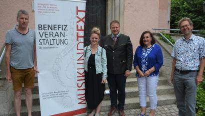 Bild: jr
Zur Benefizveranstaltung „Musik und Text“ laden Wolfgang Göldner, Magdalena Bäumler, Bürgermeister Stefan Grillmeier, Tafel-Vorsitzende Nicole Fürst und Andreas Neumayr (von links) am Sonntag, 3. Juli, in die Christuskirche ein.