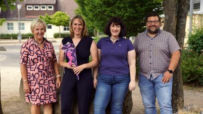 Bild: bkr
Rektorin Gudrun Lehner (links), Bürgermeister Thomas Kaufmann und die Bereichsleiterin des SOS-Kinderdorfs, Indre Fischer, hießen Jugendsozialarbeiterin Sabine Prechtl (von rechts) willkommen.