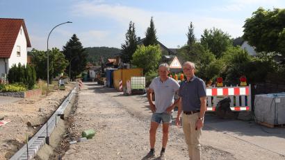 Bild: mrr
Vorarbeiter Anton Assigal informiert Bürgermeister Erwin Geitner über die Fortschritte bei der Sanierung des Wasserleitungsnetzes in der Bahnhofstraße in Vilshofen.