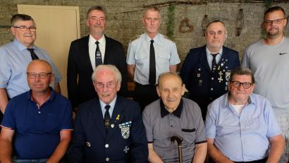 Bild: le
Ehrungen, Auszeichnungen und Neuwahlen gibt es in der Jahreshauptversammlung bei der Soldatenkameradschaft 1870. Sitzend, von links: Harald Schaller, Josef Birkner, Anton Gmeiner und Werner Stich. Stehend, von links: Kreisvorsitzender Heinrich Scheidler, Zweiter Vorsitzender Franz Schmidt, Vorsitzender Hans Eismann, Schießwart Peter Woppert und Michael Seebauer.