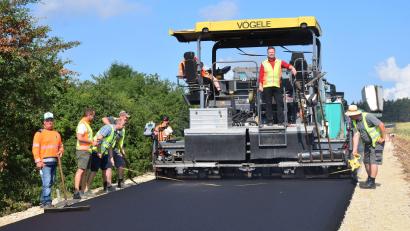 Bild: bö
Der Ausbau der Gemeindeverbindungsstraße von Adertshausen bis Allertshofen geht dem Ende entgegen. Die Firma Englhard ist gerade dabei, die Tragdeckschicht einzubauen – eine heiße Angelegenheit bei den derzeitigen Temperaturen.
