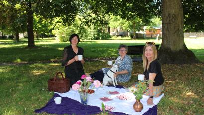 Bild: Brigitte Gschwendtner/fph
Auch ein Picknick mit den Organisatorinnen Sabine Reichel-Fröhlich, Sabine Zehentmeier-Lang und Gisela Schwarz-Bäuml gibt es in der Tombola der Sommerlounge Fichtelgebirge zu gewinnen (von links).