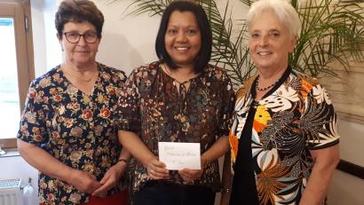 Bild: Alexandra Krauß/exb
Die FU Störnstein übergibt eine Spende an Theresa Greiner.