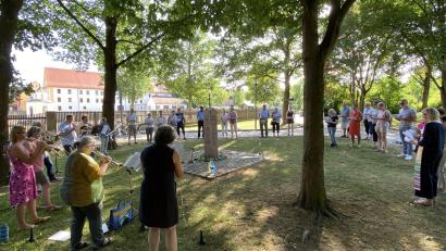 Bild: Markus Scharnagl/exb
An der Friedenssäule im Stadtpark Schwanenwiese wird für Frieden gebetet.
