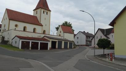 Bild: Houschka
Ein "identitätsstiftendes Dorfzentrum" fehlt in Dürnsricht. Bei künftigen Vorhaben im Rahmen des Städtebauförderungsprogramms könnte es in Reichweite der alten Pfarrkirche St. Ulrich entstehen
