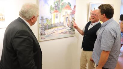 Bild: Stadt Tirsschenreuth/exb
Viele heitere Episoden aus dem Leben des Künstlers Heinz Hinrichsmeyer wurden bei der Vernissage der Ausstellung von Freunden, Verwandten, Kollegen und Nachbarn angeregt ausgetauscht. Im Bild: Peter Gold, Werner Gleißner und Dirk Hinrichsmeyer, Sohn von Heinz Hinrichsmeyer (von links).