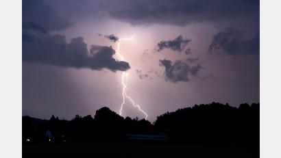 Symbolbild: Tobias Hartl/Vifogra/dpa
Ein Blitz erhellt den Nachthimmel. In der Oberpfalz kann es am Mittwochabend starke Gewitter geben.