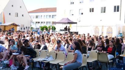 Bild: Jürgen Klein/exb
Knapp 400 Kinder und Jugendliche und ihre Lehrkräfte waren am Montagvormittag zum Theater am Basilikaplatz gekommen.