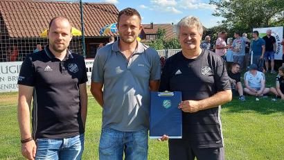 Bild: Peter Schieder/exb
Eine Spende von 1000 Euro überreichte Anton Schinner (Mitte), Inhaber der Firma Schinner-Bau, an den TSV Reuth für die Abteilung Tanz. Diese nahmen Dritter Vorsitzender Uli Schwamberger (links) und Erster Vorsitzender Peter Schieder entgegen.
