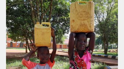 Bild: Repro: mas
Uganda zählt zu den ärmsten Ländern der Welt. Schon die Kinder müssen wie hier beim Wasser holen in Kakooge mithelfen.