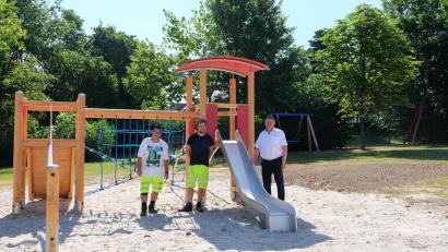 Bild: Stefanie Gradl
Bürgermeister Hans-Martin Schertl und die Bauhofmitarbeiter Jonas Wurzer und Dietmar Neubauer (von links) geben die neuen Spielgeräte für die Kinder frei.