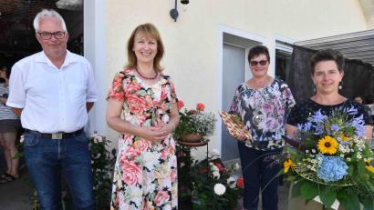 Bild: no
Nach 20 Arbeitsjahren in der Gärtnerei Hubner ehren (von links) Udo Füssel, Birgland-Bürgermeisterin Brigitte Bachmann und Chefin Claudia Füssel die Jubilarin Kerstin Bodendörfer.
