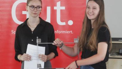 Bild: Hirsch
Die Schülerinnen Diana Dekin (links) und Antonia Fuchs (rechts) berichteten über die Maßnahmen zur Umwelterziehung an der Doktor-Eisenbarth-Mittelschule Oberviechtach.
