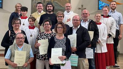 Bild: gis
Feierlich wurden die ausgeschiedenen Pfarrgemeinderatsmitglieder der Pfarreiengemeinschaft Fichtelberg und Mehlmeisel verabschiedet. Das Bild zeigt sie zusammen mit Pfarrer Ferdinand Weinberger (oben, Dritter von links), Diakon Franz Lautenbacher (oben, Fünfter von links), Sprecherin Irene Prechtl (oben, links) und Sprecher Severin Trassl (oben, rechts).