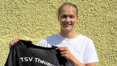 Bild: Bernhard Müller/exb
Susanne Stich hält schon mal das Trikot, mit dem sie in der kommenden Saison für den TSV Theuern in der Bayernliga auf Torejagd gehen wird.