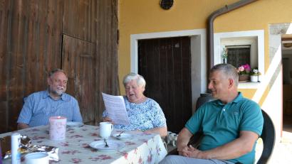 Bild: kki
Singen ist auch im hohen Alter noch eine große Leidenschaft und so bekamen die Gratulanten Pfarrer Alfons Forster und Bürgermeister Dietmar Schaller (von links) ein Ständchen.