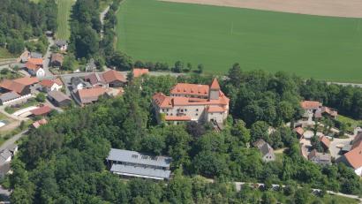 Archivbild: Michael Ascherl
Die Burg ist das Wahrzeichen von Wernberg-Köblitz. Wernberg wurde 1031 erstmals urkundlich erwähnt, der Ortsname Köblitz dürfte slawischer Abstammung sein. Aus dem Markt Wernberg und der Gemeinde Oberköblitz wurde während der Gebietsreform in den 1970er-Jahren die Marktgemeinde Wernberg-Köblitz.