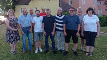 Bild: fpoz
Der Wasser- und Bodenverband Hohenhard bleibt weiter Bestandteil des dörflichen Lebens. Im Bild von links Dritte Bürgermeisterin Gisela Kastner, Siegfried Greger, Josef Pickert, Michael Schuller, Manfred Englmann, Klaus Hellerl, Willibald Reindl, Markus Greger, Berthold Heindl, Birgit Übelacker (Landratsamt).