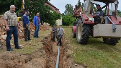 Bild: jr
Gemeinschaftlich angepackt wird beim Bau einer Fernwärmeleitung, mit der künftig das Pfarr- und Jugendheim Leonberg beheizt werden soll. Mit dabei waren (von links) Bürgermeister Johann Burger, Thomas Lindner, Kirchenpfleger Wolfgang Kreger, Konrad Lippert, Martin Teubner und Bernhard Lindner, der Betreiber des Hackschnitzelheizwerks, von dem aus die Wärme künftig geliefert wird.