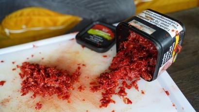 Symbolbild: Joerg Carstensen/dpa
Ab dem 1. Juli dürfen nur noch 25 Gramm schwere Verpackungen mit Wasserpfeifentabak in den deutschen Handel kommen.