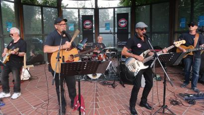 Bild: Kunz
"Back Beat" mit Sänger Rick Britton sind Garant für einen wunderbaren Serenadenabend im Max-Reger-Park.