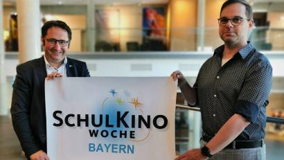 Bild: Heiner Stöcker/exb
Landtagsabgeordneter Tobias Gotthardt und Stephan Götz vom Cineplex Amberg machen Werbung für die Schulkinowoche.
