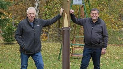 Bild: Hirsch
Vorsitzender Hans Müller (rechts) und sein Stellvertreter Alois Buchmann (links) sind stolz auf die Tradition des Wandervereins. Dazu gehört auch das jährliche Aufstellen eines Kirwabaums.
