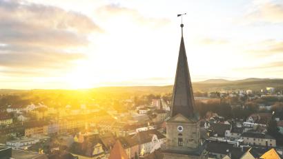 Bild: Florian Miedl/fph
Elf Glocken aus drei Kirchtürmen werden am Sonntag in Marktredwitz im Zusammenspiel erklingen. Vorne im Bild die evangelische Stadtkirche Sankt Bartholomäus.