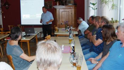 Bild: sm
Rund 60 Einwohner waren zur Kirchendemenreuther Bürgerversammlung ins Gasthaus Riebel in Döltsch gekommen. Bürgermeister Gerhard Kellner informierte über das Gemeindegeschehen.