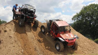 Bild: frd
Ganz schön steil: Bei den Vorführungen der „Offroad Freunde Oberpfalz“ wurden riesige Erdhaufen überwunden.