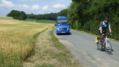 Archivbild: ge
Am Kempfenhofer Weg sind viele Radler unterwegs. Nicht an allen Stellen können Autos gefahrlos mit ausreichend Abstand überholen. Künftig ist der Weg für den allgemeinen Verkehr freigegeben - zumindest an manchen Stellen wird die Fahrbahn wohl verbreitert.