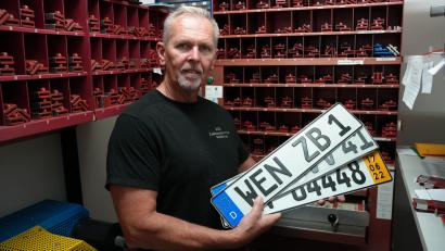 Bild: Sebastian Böhm
Dieter Held in seiner Kennzeichen-Werkstatt am ZOB in Weiden.