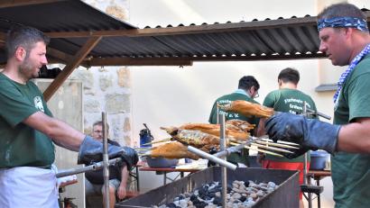 Bild: rgr
Schwerstarbeit bei hochsommerlichen Temperaturen und glühenden Kohlen.