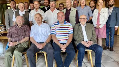 Bild: Eichl
Feldgeschworene aus dem gesamten Landkreis, alle in Begleitung ihrer Heimatbürgermeister, sind für ihre jahrzehntelange Tätigkeit ausgezeichnet worden.