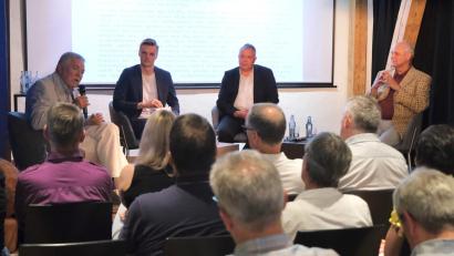 Bild: Jürgen Klein/exb
Horst Eisel, OTV-Moderator Tim Wehinger, Michal Pospíšil und Karl-Hans Hofmann (von links) beim Zeitzeugengespräch im Kunsthaus Waldsassen.